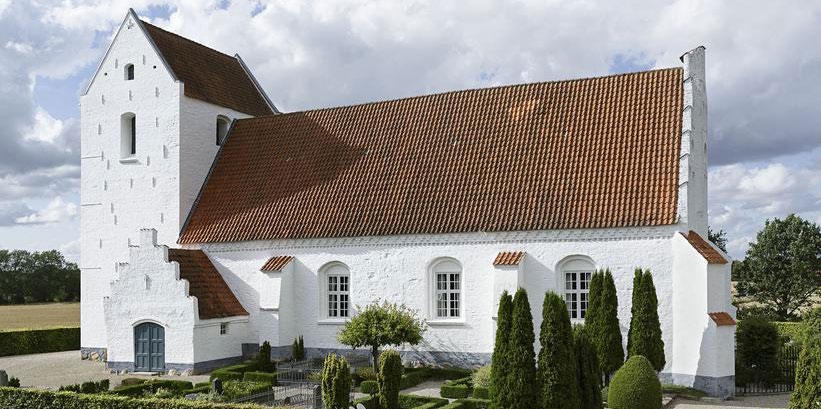 Bellinge Kirke på Fyn er en af Danmarks mange kirker fra middelalderen. Foto: Arnold Mikkelsen/Nationalmuseet.