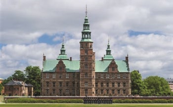 Børsen, Rundetårn og slottet Rosenborg – alle tre i København – hører til Christian 4.s mest kendte bygningsværker.