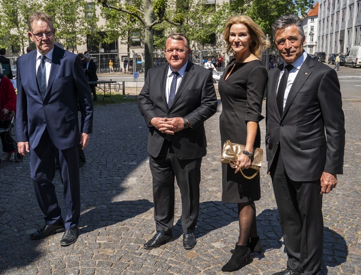 Fire tidligere statsministre, Poul Nyrup Rasmussen (1993-2001), Lars Løkke Rasmussen (2009-11 og 2015-19), Helle Thorning Schmidt (2011-15) og Anders Fogh Rasmussen (2001-09) ankommer til en femte statsministers Poul Schlüters (1982-93) begravelse. Foto: Martin Sylvest/Scanpix Ritzau.
