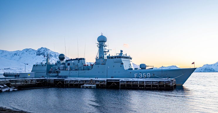 Det danske inspektionsskib ’Vædderen’ patruljerer ved Grønlands kyst.