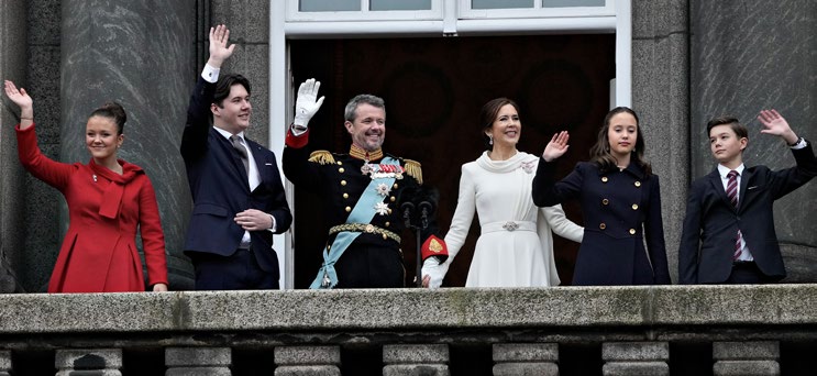 Kong Frederik 10. sammen med Dronning Mary og deres fire børn (fra venstre) prinsesse Isabella, kronprins Christian, prinsesse Josephine og prins Vincent. Foto: Kongehuset.