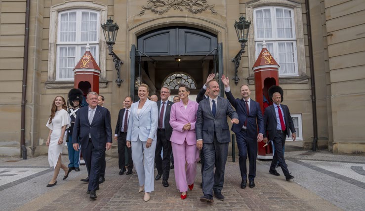 3. juni 2026. En ny regering træder ud på Amalienborg Slotsplads efter at være blevet præsenteret for kongen. I forreste række partiformændene for de fire regeringspartier: (fra venstre) Lars Løkke Rasmussen (Moderaterne), Mette Frederiksen (Socialdemokratiet), Pia Olsen Dyhr (SF) Martin Lidegaard ( Radikale Venstre). Søren Bidstrup/Ritzau Scanpix.