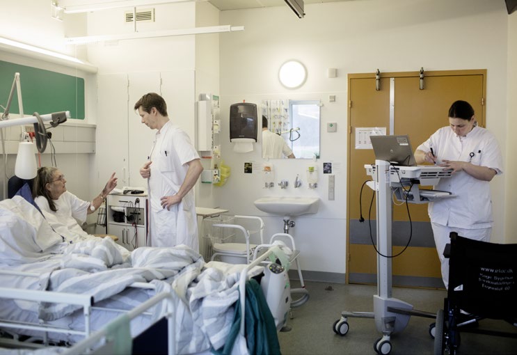 Patient bliver tilset af læge og sygeplejerske på regionens sygehus i Køge. Foto: Tor Birk Trads/Ritzau Scanpix.